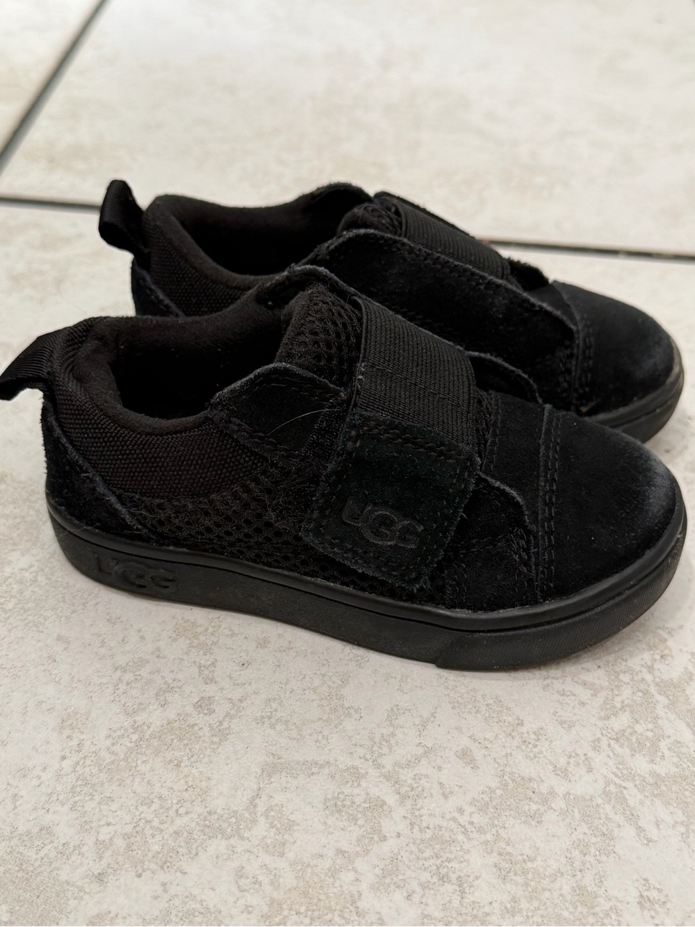 UGG Kids Rennon Low Black
Mesh Sneakers - size 6 - worn once!